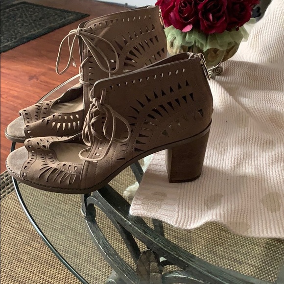 Vince Camuto taupe leather shooties - Picture 2 of 3